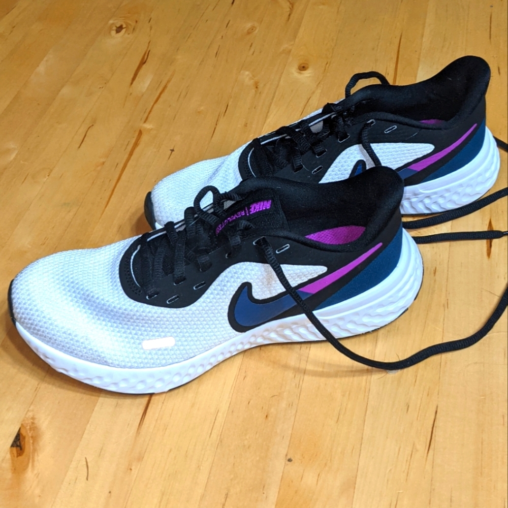 Women's size 6 Nike Running Shoe